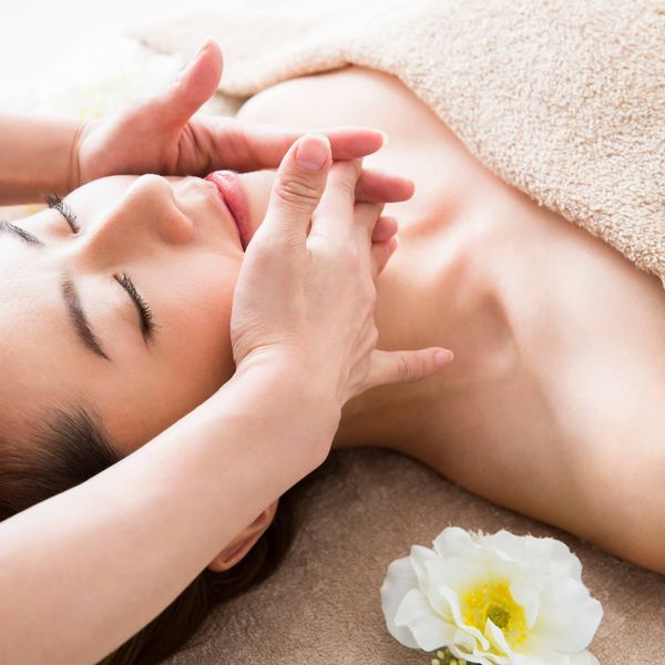 渋谷周辺のフェイシャルエステサロンではニキビケアにより美肌に導きます。